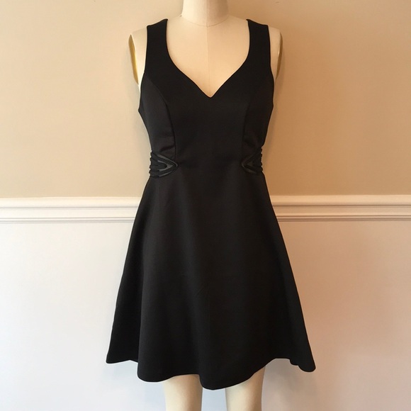 Mesh inset flare dress - Picture 2 of 4